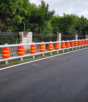 公路旋轉式防撞護欄